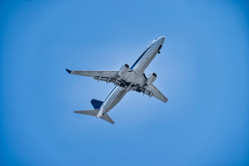 飛行機のイメージ　青空