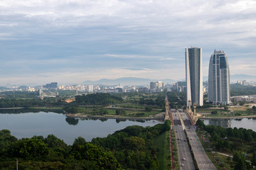 Obraz premium Beautiful scenery Putrajaya city surrounding by lake over cloudy sky background