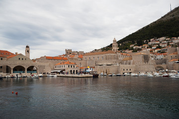 Fototapeta na wymiar Dubrovnik en Croacia y sus murallas
