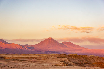 pôr do sol incrível na montanha deserto do atacama