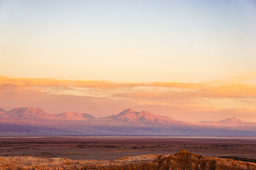 pôr do sol incrível na montanha deserto do atacama