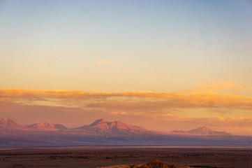 pôr do sol incrível na montanha deserto do atacama