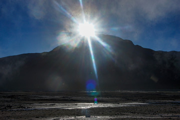 sol nascendo por detrás das montanhas