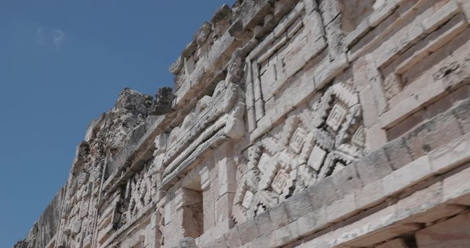 la dualidad maya en un muro, plaza de ciudad maya.