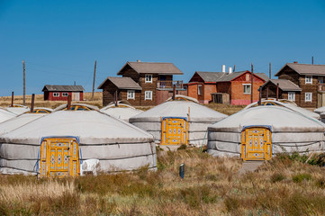 Fototapeta na wymiar Ein Touristenlager mit Jurten in der Mongolei