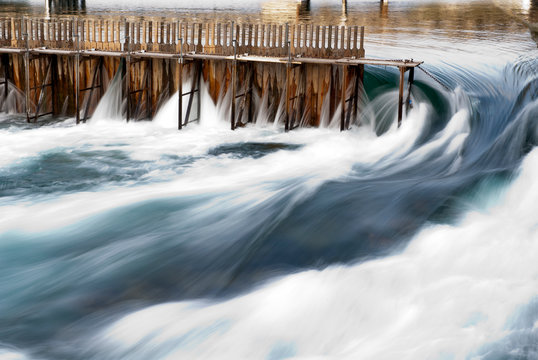 Wassermassen st&ouml;men durch einen gebrochenen Damm