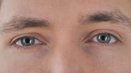 Fototapeta premium Zamknij się mrugające oczy młodego człowieka