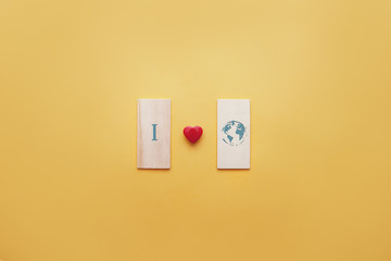 The phrase "I love the earth" on wooden plates