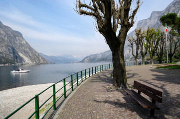 Fototapeta na wymiar Lake Como in Lecco.