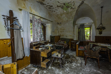 zimmer mit gegenstaenden und holzmoebel