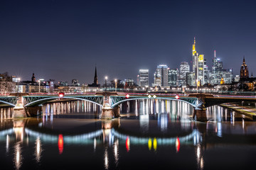 Fototapeta na wymiar Frankfurt Skyline Spiegelung bei Nacht 