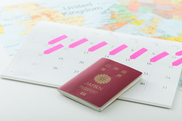 パスポートとカレンダーと世界地図