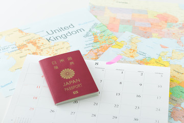 パスポートとカレンダーと世界地図