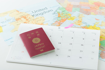 パスポートとカレンダーと世界地図
