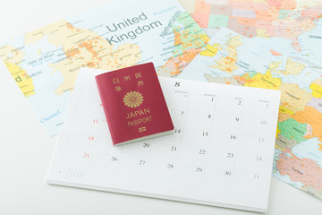 パスポートとカレンダーと世界地図