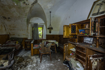 wohnzimmer mit moeble aus holz und einer laterne