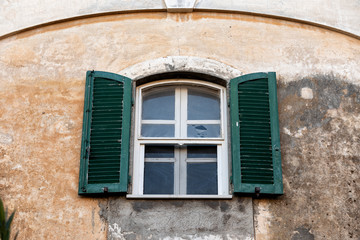 finestra casa abbandonata