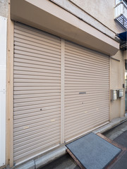 シャッターが閉まった店舗