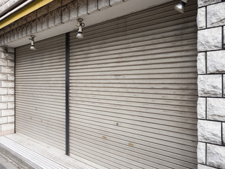 シャッターが閉まった店舗