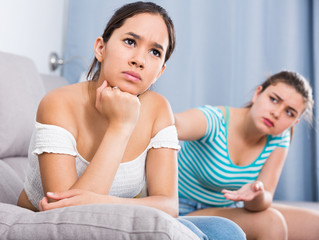 Obraz na płótnie Canvas Two teenage girls squabbling at home