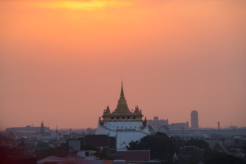 Obraz premium Sunset view at Golden mount wat saket temple, Bangkok, Thailand