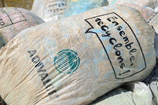 Recyclage ficelles agricoles dans une coop&eacute;rative et collecte de d&eacute;chets plastiques