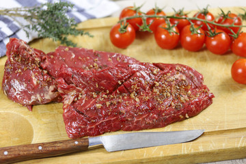 steak de boeuf cru sur une planche à découper