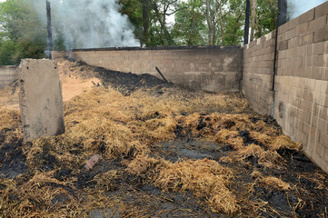 Incendie accidentel dans une bergerie, vue décombres
