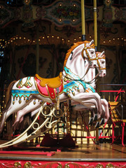 Fototapeta na wymiar Chevaux très colorés de vieux carrousel
