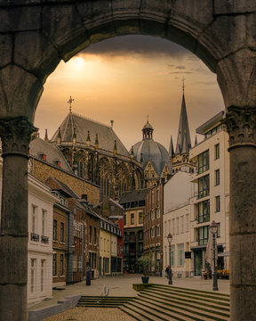 Dramtischer Blick auf den Aachener Dom