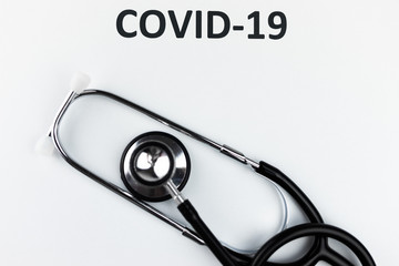 Biała kartka z napisem COVID-19 (Coronavirus), pandemia światowa