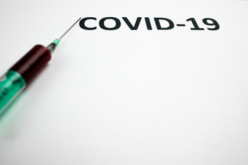 COVID-19 napis na białej kartce, strzykawka z krwią, test, epidemia - obrazy, fototapety, plakaty