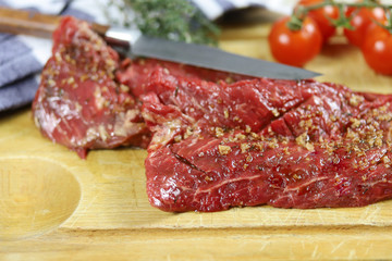 steak de boeuf cru sur une planche à découper