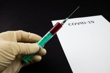 COVID-19 próbka krwi do testu, strzykawka gotowa do badań - obrazy, fototapety, plakaty
