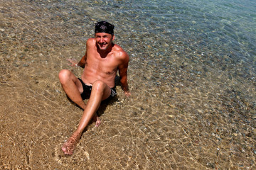 Fototapeta na wymiar homme dans l'eau à Mykonos