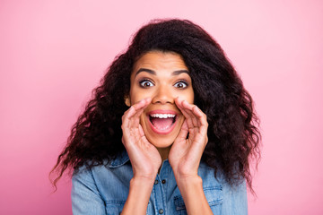 Close up photo of crazy amazed afro american girl hear unbelievable information share sales discounts novelty scream wear denim jeans shirt isolated over pink color background
