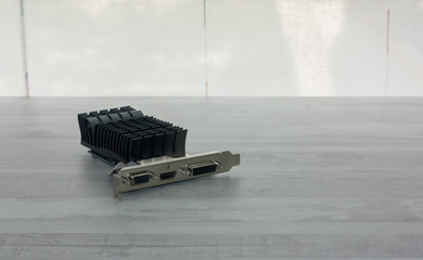 Tarjeta grafica suelta sobre mesa