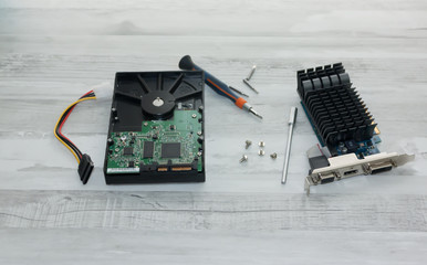 Disco duro y tarjeta de memoria sobre mesa