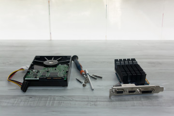 Disco duro y tarjeta de memoria sobre mesa con destornillador