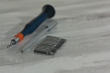Destornillador con puntas intercambiables sobre mesa