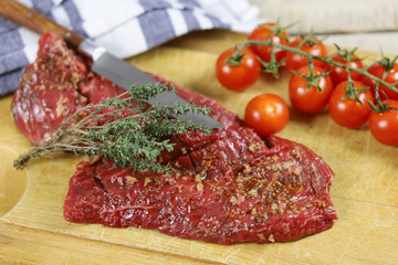 steak de boeuf cru sur une planche à découper