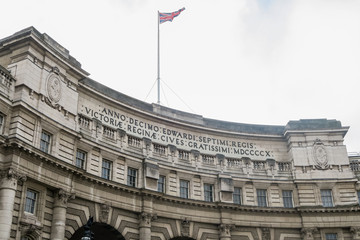 Obraz premium LONDON, ENGLAND - 2016 JANUARY 25. Admiralty Arch at the end of The Mall, London