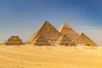 As pirâmides de Giza