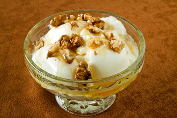 Yogurt with walnuts and honey
