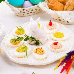 The perfect table with colorful table decorations for Easter