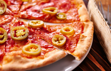 Pizza z salami i jalapeno 