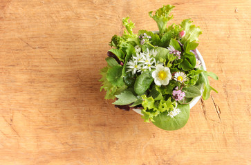Obraz na płótnie Canvas Wildkräutersalat Salat Tisch Brett Wild essbare Blüten Wildkräuter