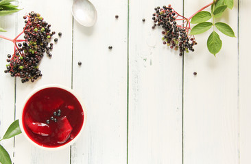 Holunderbeersuppe mit Apfel Tisch Brett Holunder Suppe Holunderbeeren