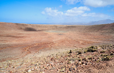  Der Vulkan Montana Roja de Playa Blanca mit einer Höhe von 194m auf der Südwestspitze der Kanareninsel Lanzarote