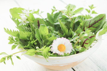 Wildkräutersalat Salat Tisch Schale Kräutersalat Salat 